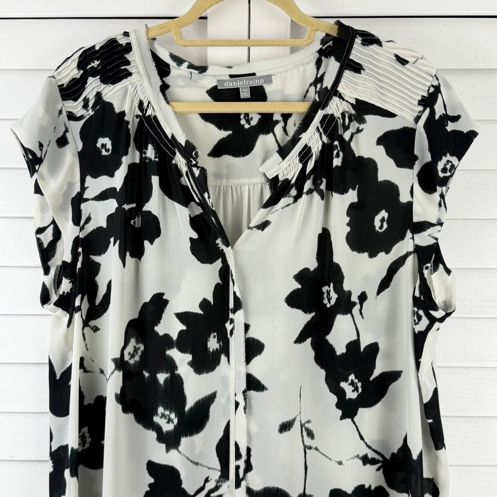 Daniel Rainn Blouse XXL White Black Floral Pleated Cap Sleeve Split Neck - Picture 2 of 16
